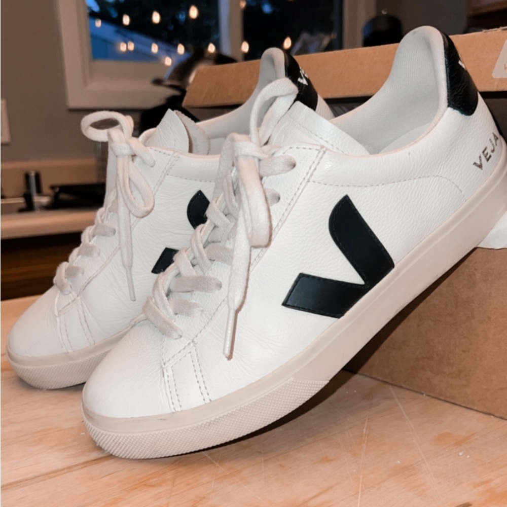 Veja White and Black Women's Sneakers size9